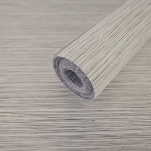 La cortina enrollable tipo poliéster en diferentes colores y texturas cubre con facilidad cualquier ventana de tu hogar y oficina gracias a su material de alta resistencia. Esta persiana tiene un sistema de deslizamiento que permite subir y bajar las telas. La sobreposición de esta tela bloquea el registro hacia el exterior generando privacidad hacia el interior, permitiendo el paso de la luz al interior de los espacios.