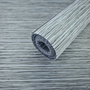 La cortina enrollable tipo poliéster en diferentes colores y texturas cubre con facilidad cualquier ventana de tu hogar y oficina gracias a su material de alta resistencia. Esta persiana tiene un sistema de deslizamiento que permite subir y bajar las telas. La sobreposición de esta tela bloquea el registro hacia el exterior generando privacidad hacia el interior, permitiendo el paso de la luz al interior de los espacios.