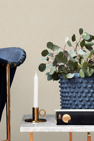 ¡Ideal para espacios confortables para su hogar!, la colección de Papel Colgadura Amarti expresa sobriedad, elegancia y calma, mediante la texturización del papel mezclado con sus diseños minimalistas inspirados en figuras geométricas y gama de colores tierra cálidos.