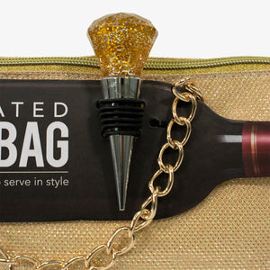 Lujosa cartera, bolsa, porta vinos de color dorado con destellos brillantes, ideal para ocasiones familiares o el regalo perfecto para los amantes del vino, viene con un tapón para el vino en forma de diamante reutilizable fácil de usar y de sellado, duradera y resistente fabricada en espuma de polietileno, fácil de transportar ayudando a beber mejor el vino el cualquier lugar. Envió gratis a nivel nacional.