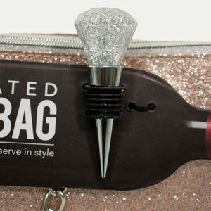 Lujosa cartera, bolsa, porta vinos color rosado brillante y correa metálica, ideal para ocasiones familiares o el regalo perfecto para los amantes del vino, viene con un tapón para el vino en forma de un hermoso diamante, reutilizable fácil de usar y de sellado, duradera y resistente fabricada en espuma de polietileno, fácil de transportar ayudando a beber mejor el vino el cualquier lugar. Envió gratis a nivel nacional.