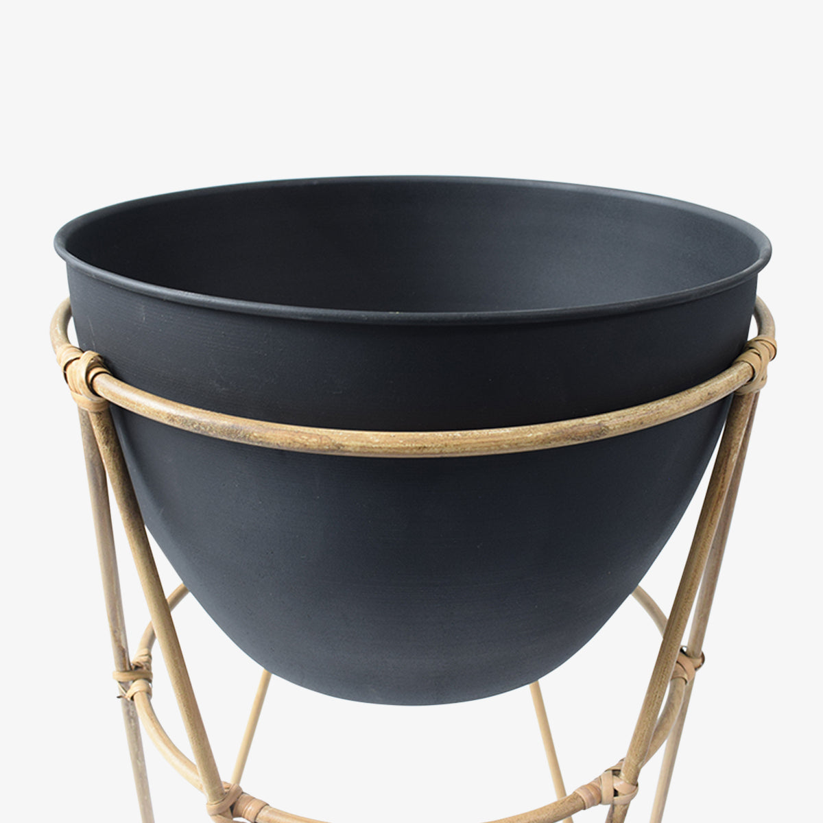 Matera con base en palos de bamboo, y base negra. Esta matera es ideal para usar en el patio o jardín, tus flores serán las protagonista de tu decoración.
