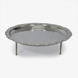 Bandeja ideal para usar en mesas auxiliares o complementar la decoración de la mesa de centro. Por su diseño es ideal para tus ambientes, solo en Vertihome, con un gravado en 3D en forma de flores.