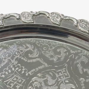 Bandeja ideal para usar en mesas auxiliares o complementar la decoración de la mesa de centro. Por su diseño es ideal para tus ambientes, solo en Vertihome, con un gravado en 3D en forma de flores.