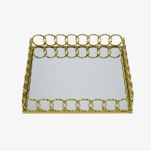 Bandeja ideal para usar en mesas auxiliares o complementar la decoración de la mesa de centro. Por su diseño es ideal para tus ambientes, solo en Vertihome, con anillos dorados y espejo incluido.