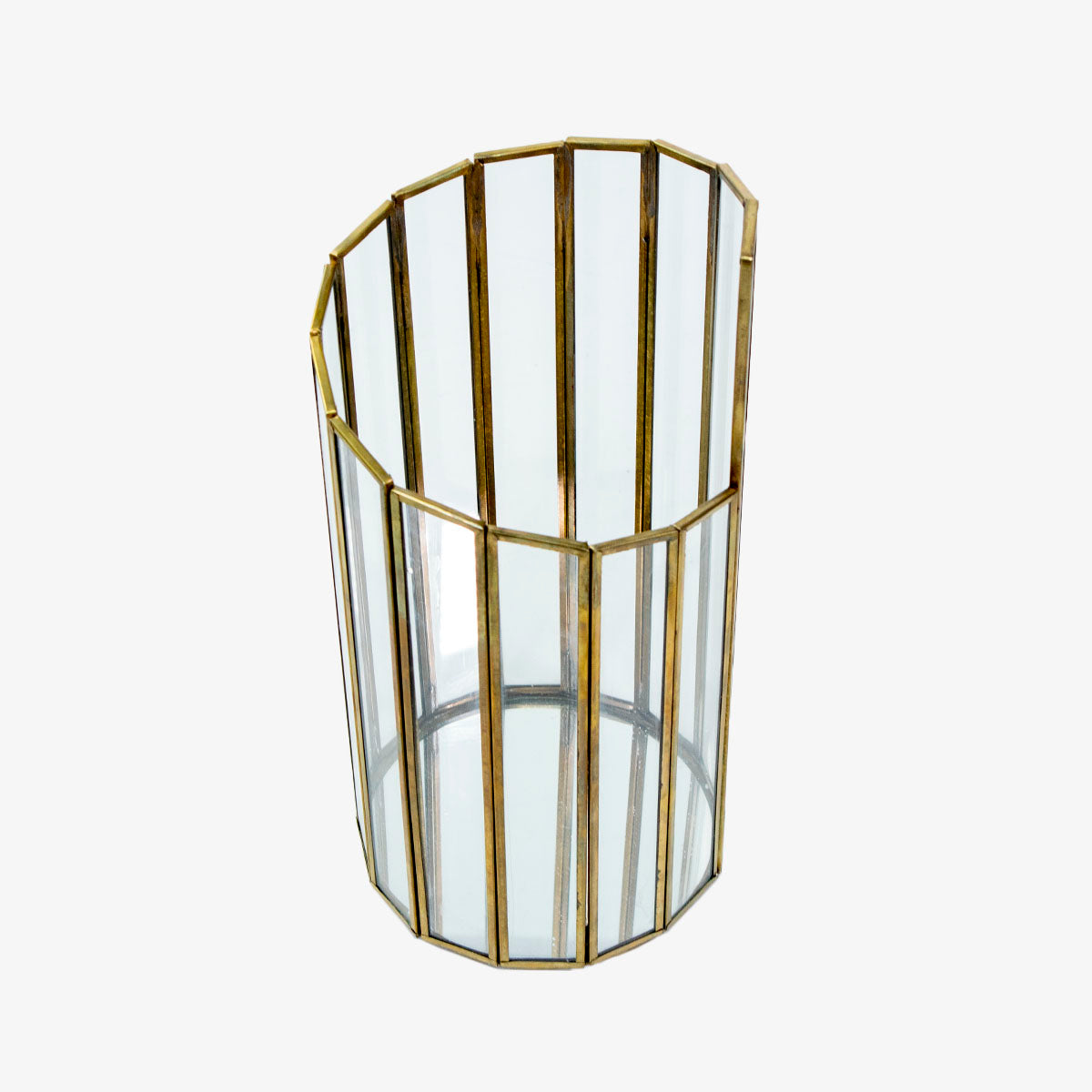 Jarrón hecho en metal mas vidrio adecuado para salar, comedores, habitaciones, moderno perfecto para nuestro hogar, Este accesorio le dará armonía y lucidez a tus espacio y a su vez puedes jugar con los demás elementos de tu hogar de modo que resalten tus paredes o muebles. Es ideal para incorporar tus flores favoritas o como un elemento decorativo.