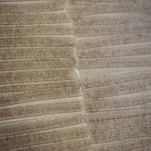 ¡Ideal para espacios confortables para su hogar!, la colección de Papel Colgadura Amarti expresa sobriedad, elegancia y calma, mediante la texturización del papel mezclado con sus diseños minimalistas inspirados en figuras geométricas y gama de colores tierra cálidos.