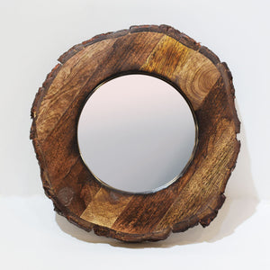 Espejo redondo pequeño set X3 con marco en madera. Su marco sin una forma totalmente perfecta los hacen ver muy naturales. Puedes poner los 3 juntos o separarlos, de cualquier forma serán el complemento perfecto para tu decoración.