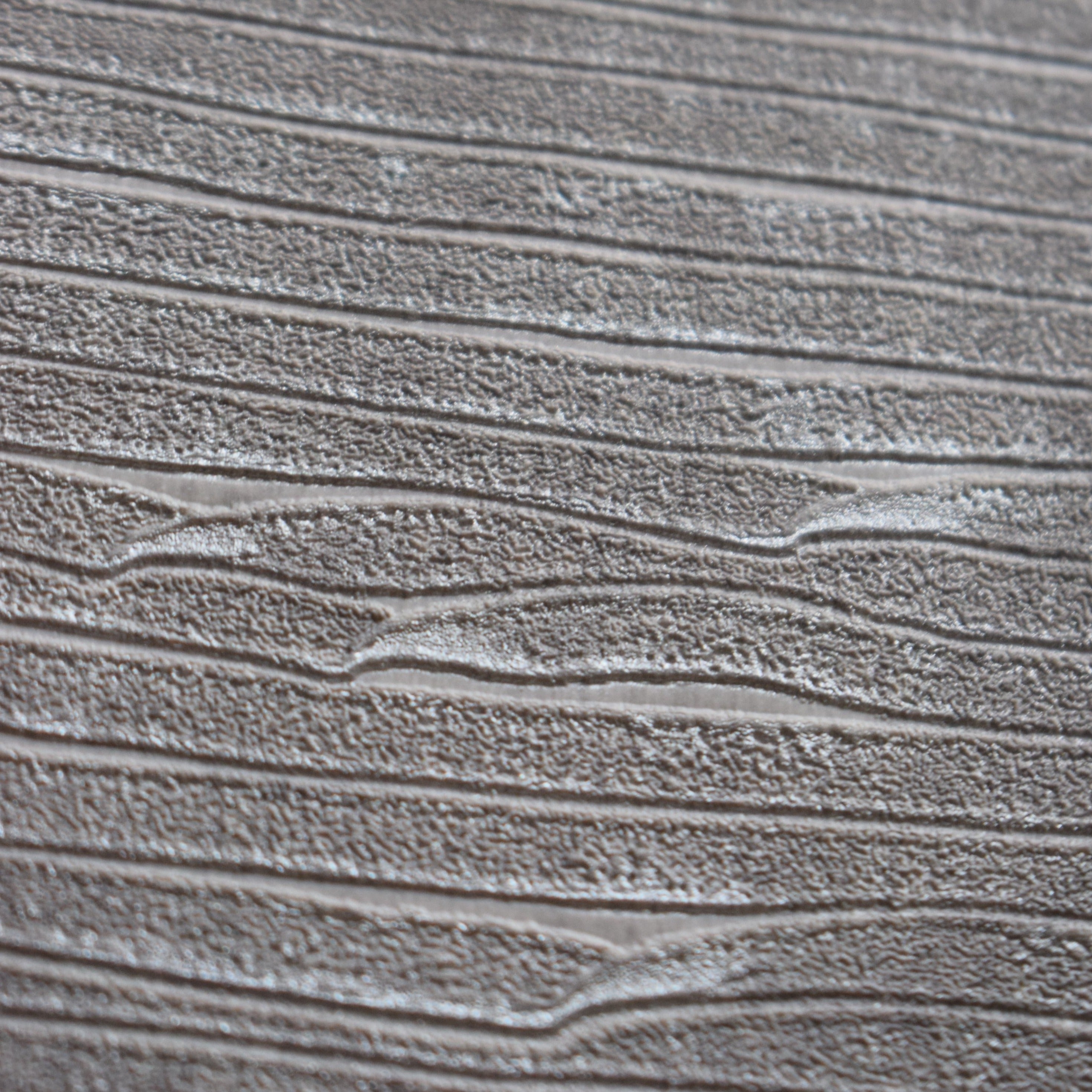 ¡Ideal para espacios confortables para su hogar!, la colección de Papel Colgadura Amarti expresa sobriedad, elegancia y calma, mediante la texturización del papel mezclado con sus diseños minimalistas inspirados en figuras geométricas y gama de colores tierra cálidos.