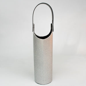Bolsa porta vino hecha en espuma de polietileno, ideal para guardar tus vinos, resistente y reutilizable con mango resistente sin problema que se desgarre, se puede utilizar para llevar cualquier otra botella, hará de tu regalo el ideal, ya que es el empaque perfecto para regalar una botella de vino. Encuéntralo también en dorado y plateado con puntos brillantes y correa negra.