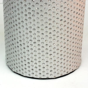 Bolsa porta vino hecha en espuma de polietileno, ideal para guardar tus vinos, resistente y reutilizable con mango resistente sin problema que se desgarre, se puede utilizar para llevar cualquier otra botella, hará de tu regalo el ideal, ya que es el empaque perfecto para regalar una botella de vino. Encuéntralo también en dorado y plateado con puntos brillantes y correa negra.