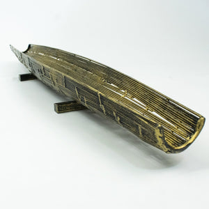 Bandeja ideal para usar en mesas auxiliares o complementar la decoración de la mesa de centro. Por sus colores y diseño es ideal para tus ambientes, solo en Vertihome.