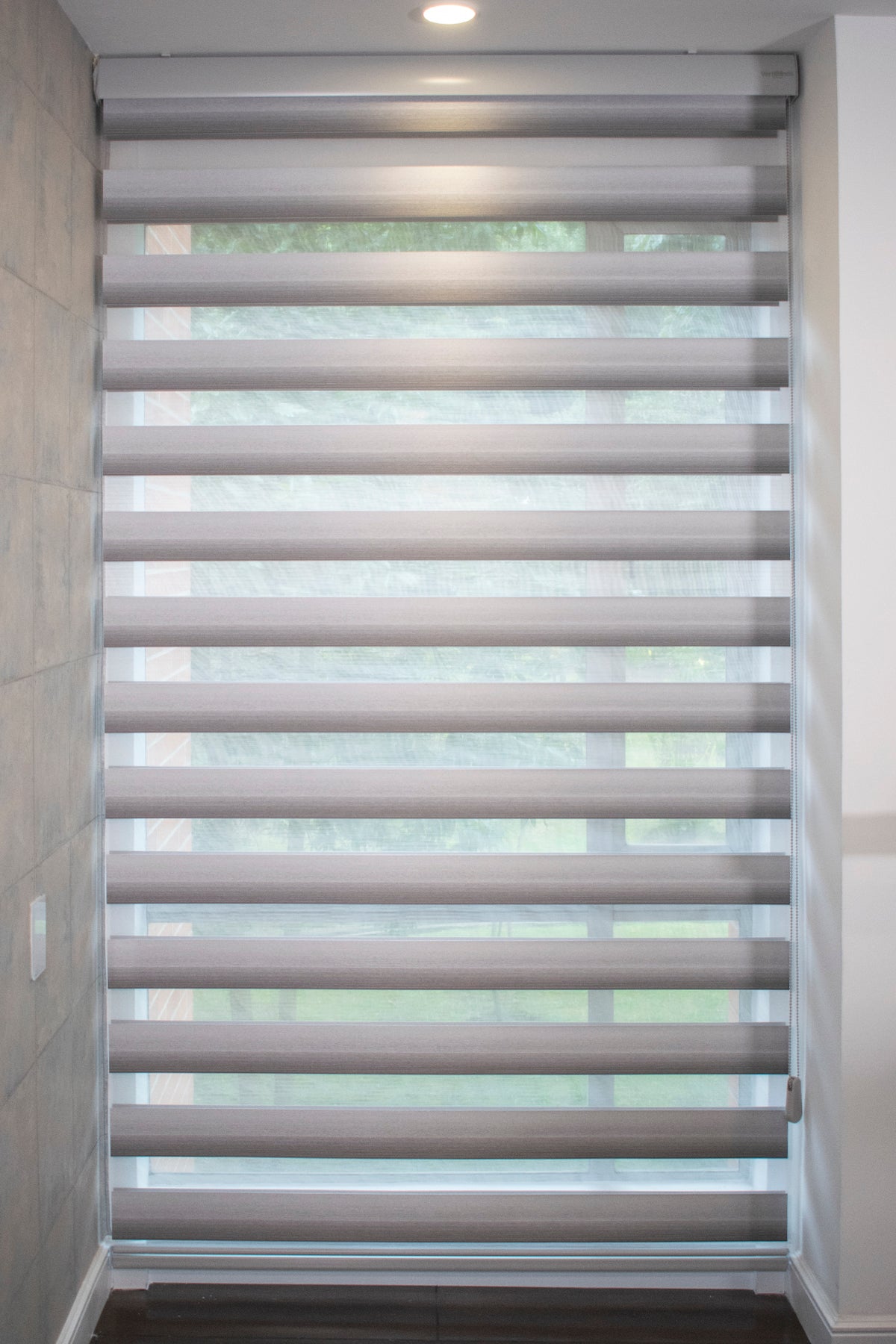 Nuestra cortina/persiana Doble Función permite deslizar y traslapar sus franjas para que puedas graduar el nivel de iluminación y privacidad que quieres en el ambiente. La tela New york otorga una protección a tus muebles de los rayos UV y esta diseñada para darle un toque elegante, moderno y personal.