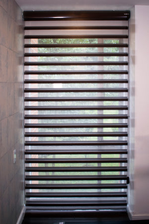 Nuestra cortina Shangrila tres pulgadas blackout permite deslizar y traslapar sus franjas para que puedas graduar el nivel de iluminación y privacidad que quieres en el ambiente. La tela otorga una protección a tus muebles de los rayos UV y esta diseñada para darle un toque moderno, elegante y personal.