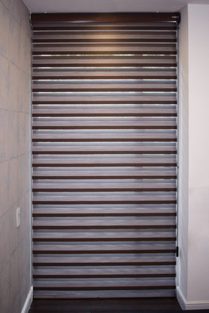 Nuestra cortina Shangrila tres pulgadas blackout permite deslizar y traslapar sus franjas para que puedas graduar el nivel de iluminación y privacidad que quieres en el ambiente. La tela otorga una protección a tus muebles de los rayos UV y esta diseñada para darle un toque moderno, elegante y personal.