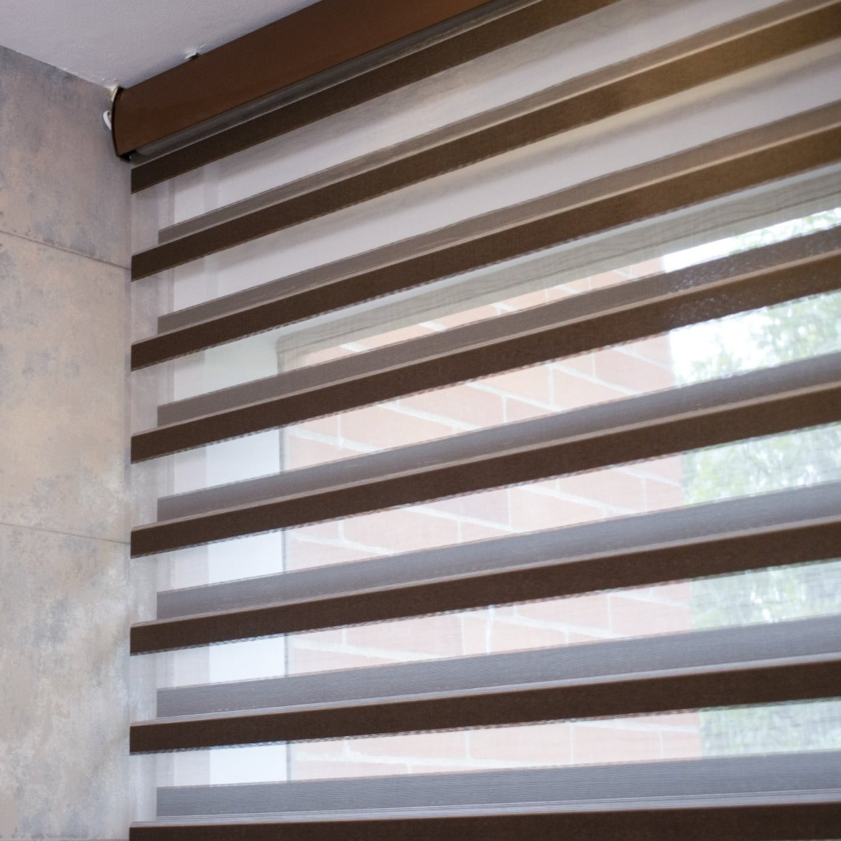 Nuestra cortina Shangrila tres pulgadas blackout permite deslizar y traslapar sus franjas para que puedas graduar el nivel de iluminación y privacidad que quieres en el ambiente. La tela otorga una protección a tus muebles de los rayos UV y esta diseñada para darle un toque moderno, elegante y personal.