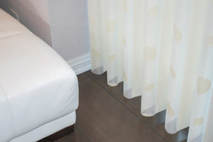 La Vertishade 003 de Vertihome, es perfecta para decorar tus salas, balcones, grandes ventanas de techo a piso, dándoles un toque de vida, modernidad, innovación y elegancia a tu hogar. Permite el paso de la luz moderado para que regules la luminosidad de tus ambientes, fácil de combinar con tus muebles y accesorios con sus lienzos delgados puede generar movimientos hacia izquierda, derecha o a los extremos de acuerdo a la necesidad que se tenga.