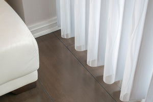 La Vertishade 005 de Vertihome, es perfecta para decorar tus salas, balcones, grandes ventanas de techo a piso, dándoles un toque de vida, modernidad, innovación y elegancia a tu hogar. Permite el paso de la luz moderado para que regules la luminosidad de tus ambientes, fácil de combinar con tus muebles y accesorios con sus lienzos delgados puede generar movimientos hacia izquierda, derecha o a los extremos de acuerdo a la necesidad que se tenga.