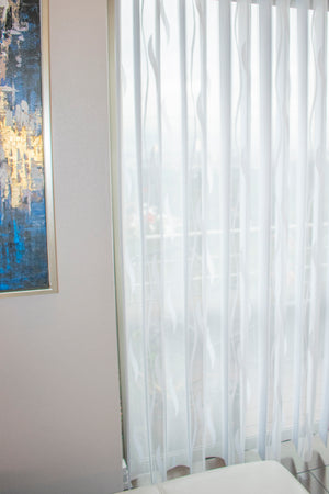 La Vertishade 005 de Vertihome, es perfecta para decorar tus salas, balcones, grandes ventanas de techo a piso, dándoles un toque de vida, modernidad, innovación y elegancia a tu hogar. Permite el paso de la luz moderado para que regules la luminosidad de tus ambientes, fácil de combinar con tus muebles y accesorios con sus lienzos delgados puede generar movimientos hacia izquierda, derecha o a los extremos de acuerdo a la necesidad que se tenga.