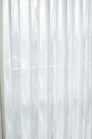 La Vertishade 005 de Vertihome, es perfecta para decorar tus salas, balcones, grandes ventanas de techo a piso, dándoles un toque de vida, modernidad, innovación y elegancia a tu hogar. Permite el paso de la luz moderado para que regules la luminosidad de tus ambientes, fácil de combinar con tus muebles y accesorios con sus lienzos delgados puede generar movimientos hacia izquierda, derecha o a los extremos de acuerdo a la necesidad que se tenga.