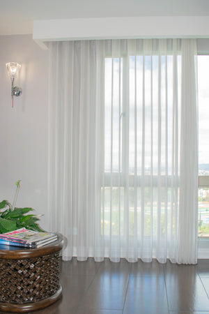 La Vertishade 003 de Vertihome, es perfecta para decorar tus salas, balcones, grandes ventanas de techo a piso, dándoles un toque de vida, modernidad, innovación y elegancia a tu hogar. Permite el paso de la luz moderado para que regules la luminosidad de tus ambientes, fácil de combinar con tus muebles y accesorios con sus lienzos delgados puede generar movimientos hacia izquierda, derecha o a los extremos de acuerdo a la necesidad que se tenga.