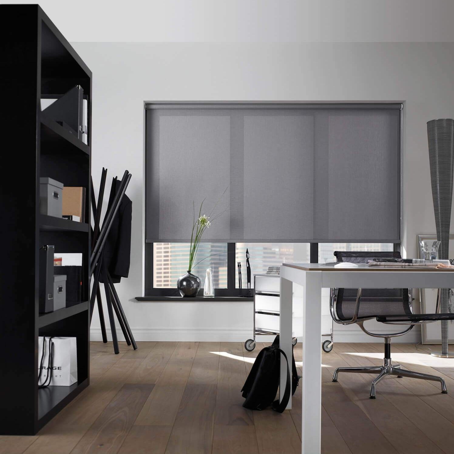 La cortina enrollable tipo poliéster en diferentes colores y texturas cubre con facilidad cualquier ventana de tu hogar y oficina gracias a su material de alta resistencia. Esta persiana tiene un sistema de deslizamiento que permite subir y bajar las telas. La sobreposición de esta tela bloquea el registro hacia el exterior generando privacidad hacia el interior, permitiendo el paso de la luz al interior de los espacios.