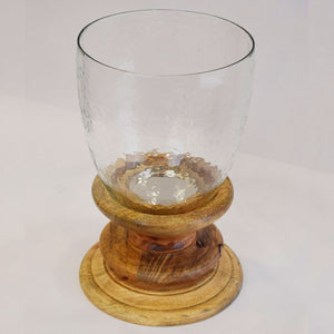Candelabro decorativo con base de madera y recipiente de vidrio, diseño cálido para mesas o repisas.