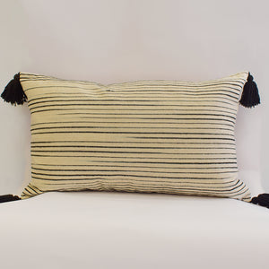 cojín rectangular beige con rayas negras y pompones relleno de pluma vertihome