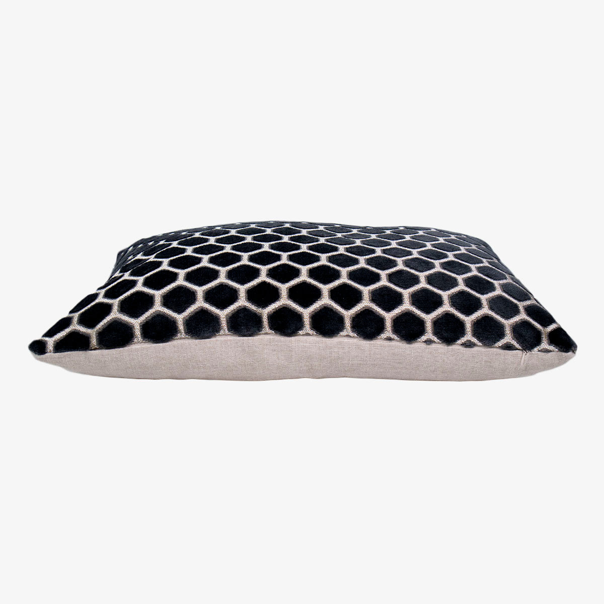 cojín rectangular negro con rombos blancos en algodón relleno de pluma vertihome