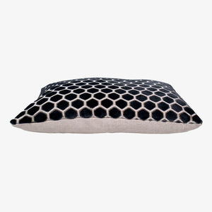 cojín rectangular negro con rombos blancos en algodón relleno de pluma vertihome