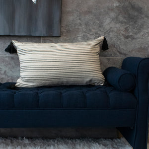 cojín rectangular beige con rayas negras y pompones relleno de pluma vertihome