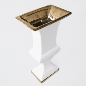 Copa decorativa dorada y blanca en cerámica, diseño elegante para centro de mesa o repisa.