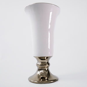 Copa decorativa en cerámica color dorado y blanco, pieza elegante para decorar mesas o repisas.