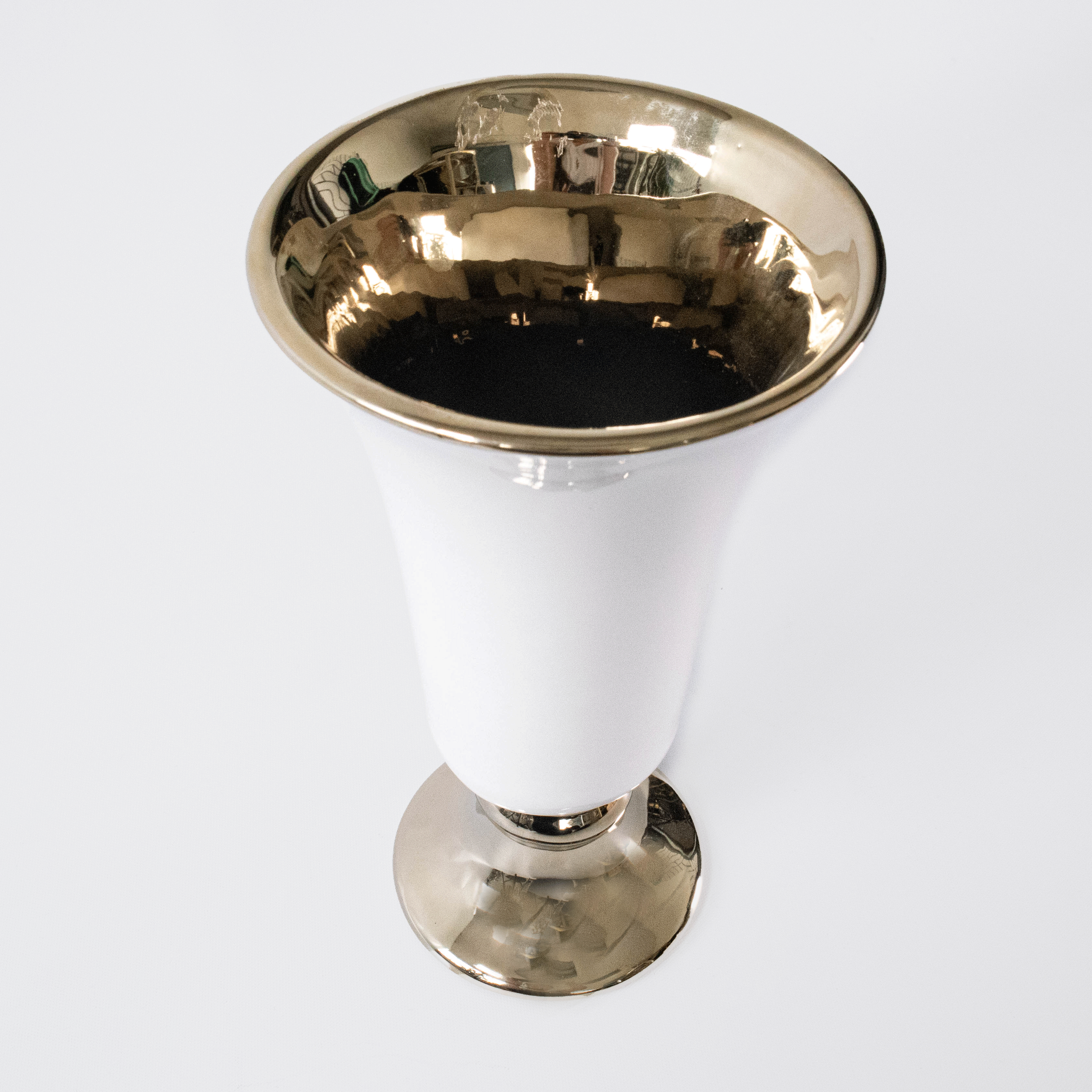 Copa decorativa en cerámica color dorado y blanco, pieza elegante para decorar mesas o repisas.