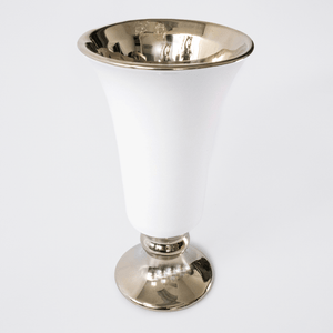Copa decorativa en cerámica color dorado y blanco, pieza elegante para decorar mesas o repisas.