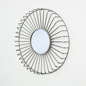 Espejo redondo decorativo color gris con marco metálico, diseño moderno tipo sol.