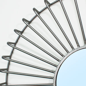 Espejo redondo decorativo color gris con marco metálico, diseño moderno tipo sol.