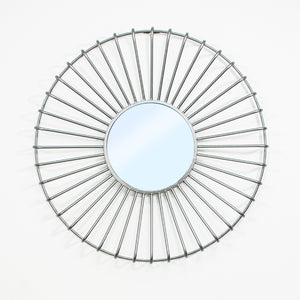 Espejo redondo decorativo color gris con marco metálico, diseño moderno tipo sol.