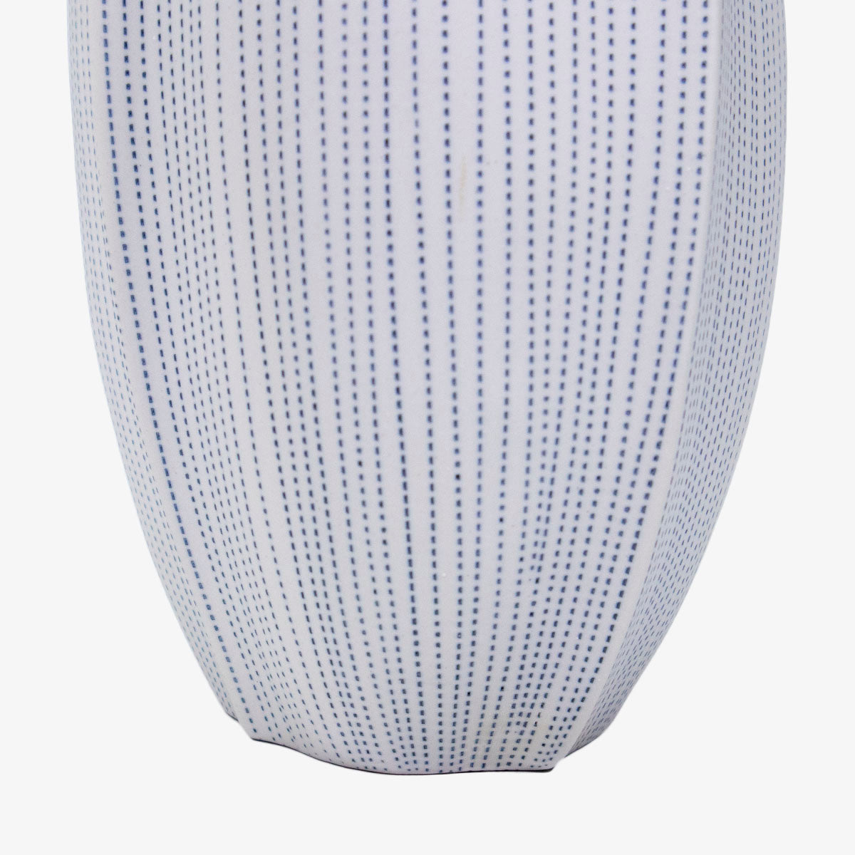 Jarrón decorativo de cerámica blanco con puntos azules