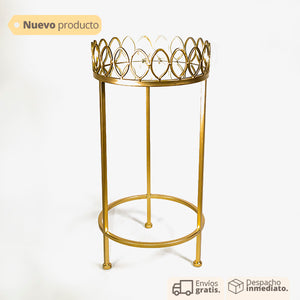 Mesa auxiliar redonda dorada con diseño geométrico y base en vidrio espejo