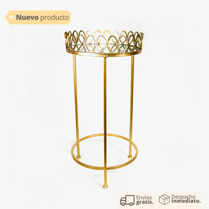 Mesa auxiliar redonda dorada con diseño geométrico y base en vidrio espejo