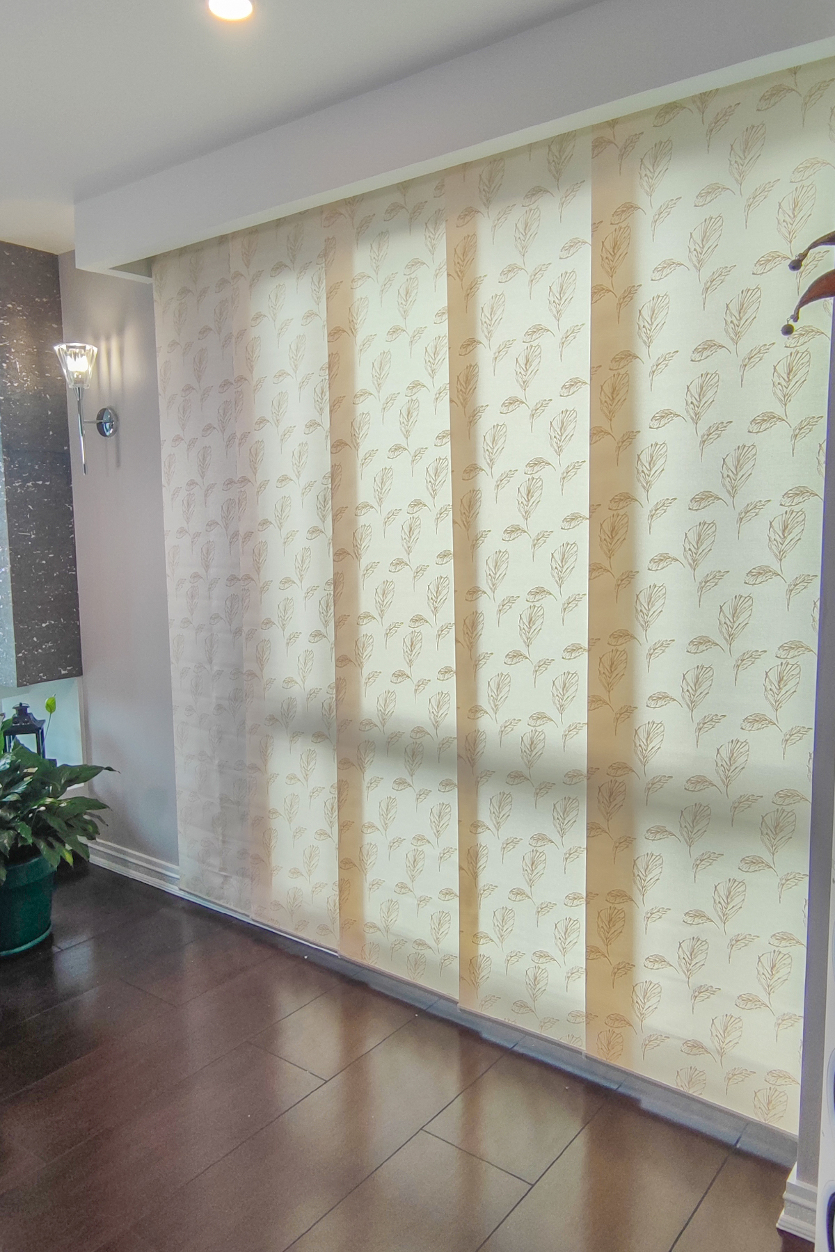 los paneles japoneses de Vertihome suponen la solución perfecta para cubrir grandes superficies, precios bajos, dando un plus de exclusividad, elegancia y modernidad en sus espacios tanto por su forma como por su suave deslizamiento