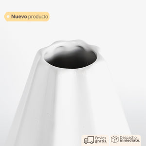 Jarrón de cerámica blanca con diseño geométrico