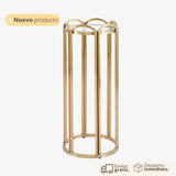 Mesa de centro dorada con base ondulada y cubierta de vidrio.