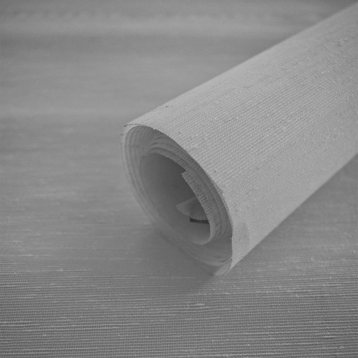 La cortina enrollable tipo poliéster en diferentes colores y texturas cubre con facilidad cualquier ventana de tu hogar y oficina gracias a su material de alta resistencia. Esta persiana tiene un sistema de deslizamiento que permite subir y bajar las telas. La sobreposición de esta tela bloquea el registro hacia el exterior generando privacidad hacia el interior, permitiendo el paso de la luz al interior de los espacios.