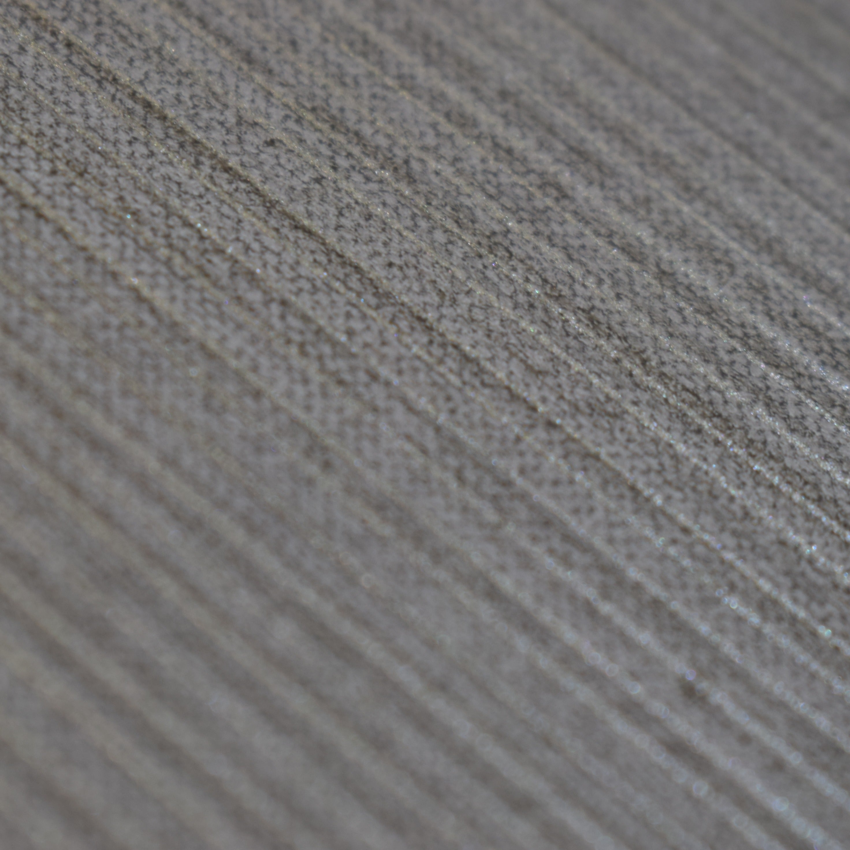 ¡Ideal para espacios confortables para su hogar!, la colección de Papel Colgadura Amarti expresa sobriedad, elegancia y calma, mediante la texturización del papel mezclado con sus diseños minimalistas inspirados en figuras geométricas y gama de colores tierra cálidos.