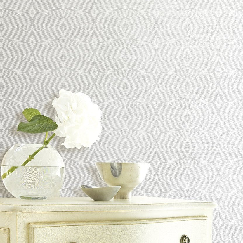 ¡Ideal para cualquier ambiente de interiores! la colección de Papel Colgadura Luxor expresa elegancia, modernidad e irreverencia; la textura del papel realza la apariencia en cada uno de sus diseños, los efectos metalizados y marmolizados generan un estado  óptico diferencial.