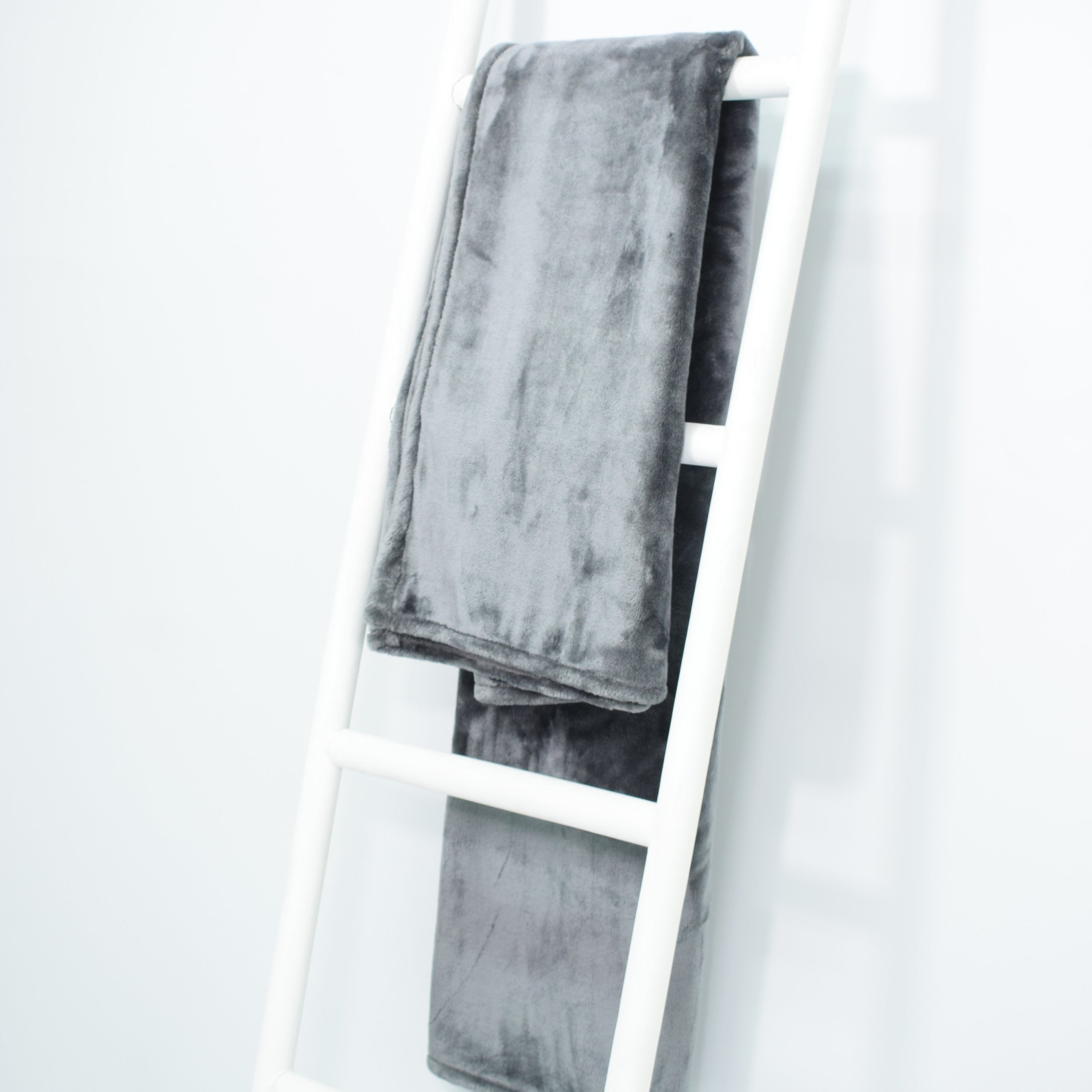 Manta Gris Backsheep Throw