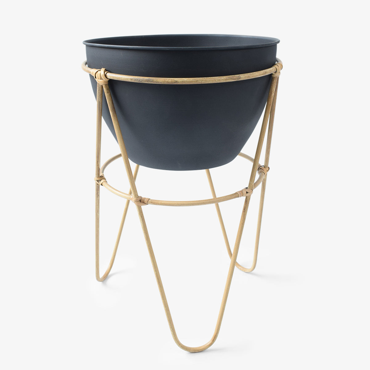 Matera con base en palos de bamboo, y base negra. Esta matera es ideal para usar en el patio o jardín,  tus flores serán las protagonista de tu decoración. 