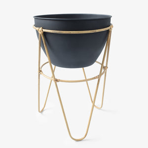 Matera con base en palos de bamboo, y base negra. Esta matera es ideal para usar en el patio o jardín,  tus flores serán las protagonista de tu decoración. 